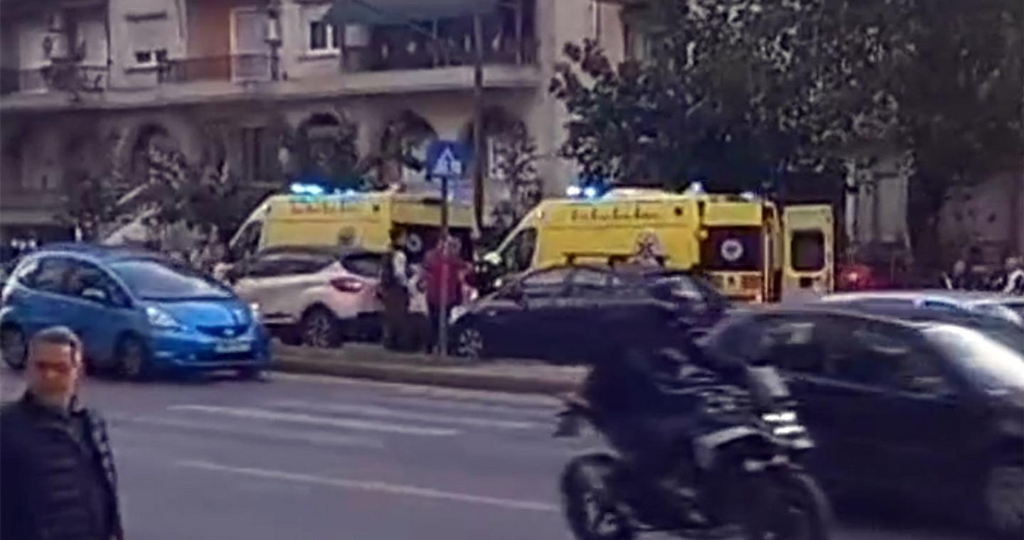Τροχαίο στη λεωφόρο Κηφισίας: Μηχανή παρέσυρε πεζό, δύο τραυματίες – Βίντεο από το σημείο