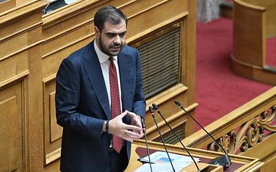 Μαρινάκης «πυρ» κατά Ανδρουλάκη: Σόου και ψέματα στη Βουλή;