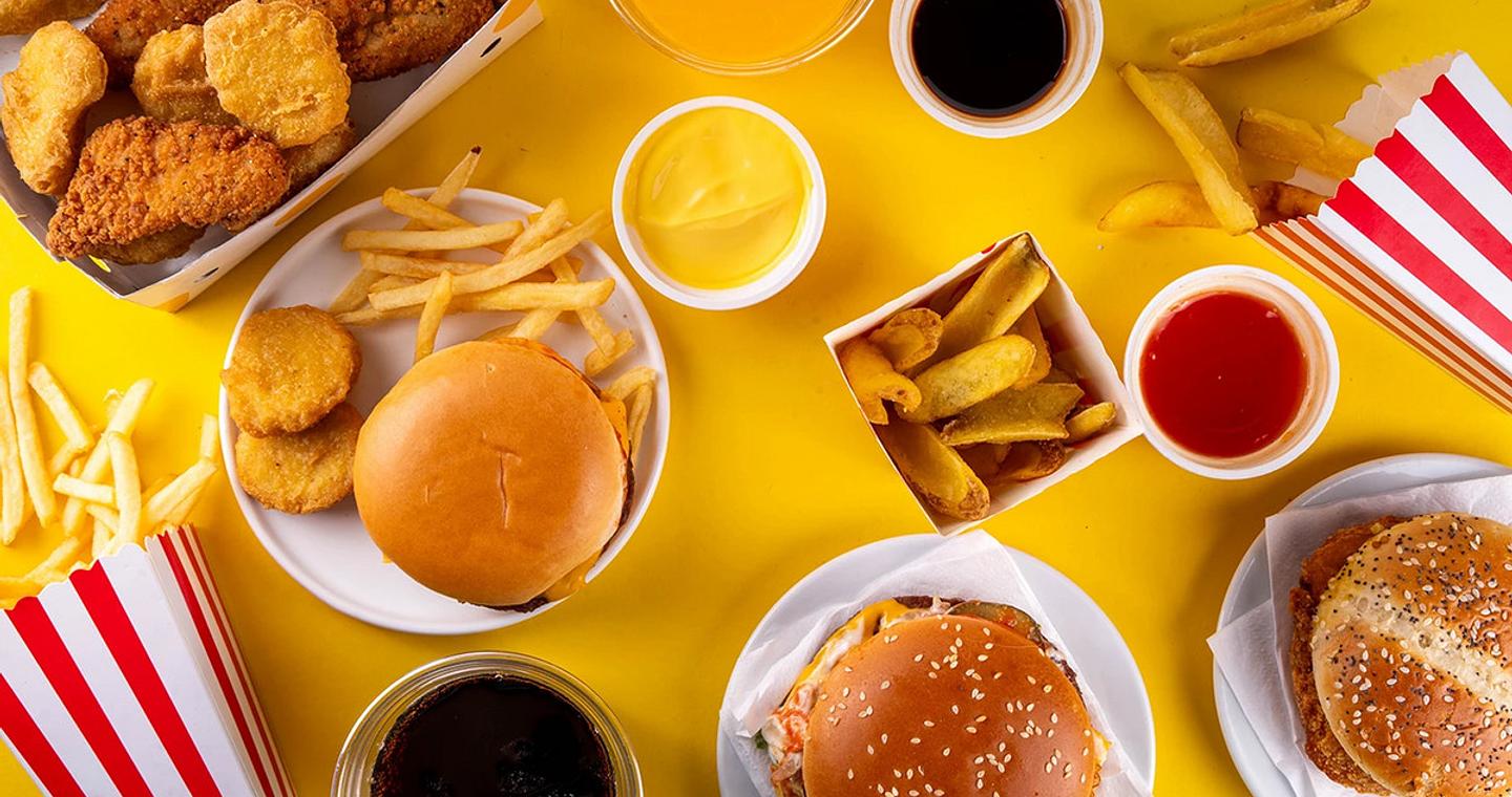 Νέα έρευνα: Τα υπερ-επεξεργασμένα τρόφιμα συνδέονται με αυξημένο κίνδυνο κατάθλιψης