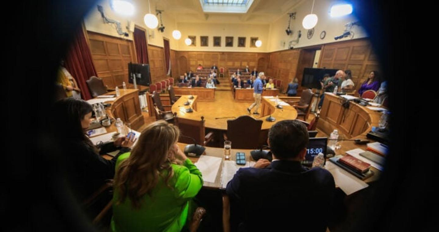 Εξεταστική για ΟΠΕΚΕΠΕ χωρίς βασικούς μάρτυρες, προϋπολογισμός χωρίς σημασία στα βασικά και μια Αριστερά που μόνο σε κηδείες θυμάται τα ουσιαστικά