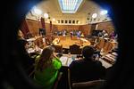 Πολιτικές ανατροπές και δημοσκοπήσεις: Τι κρύβεται πίσω από τις κινήσεις