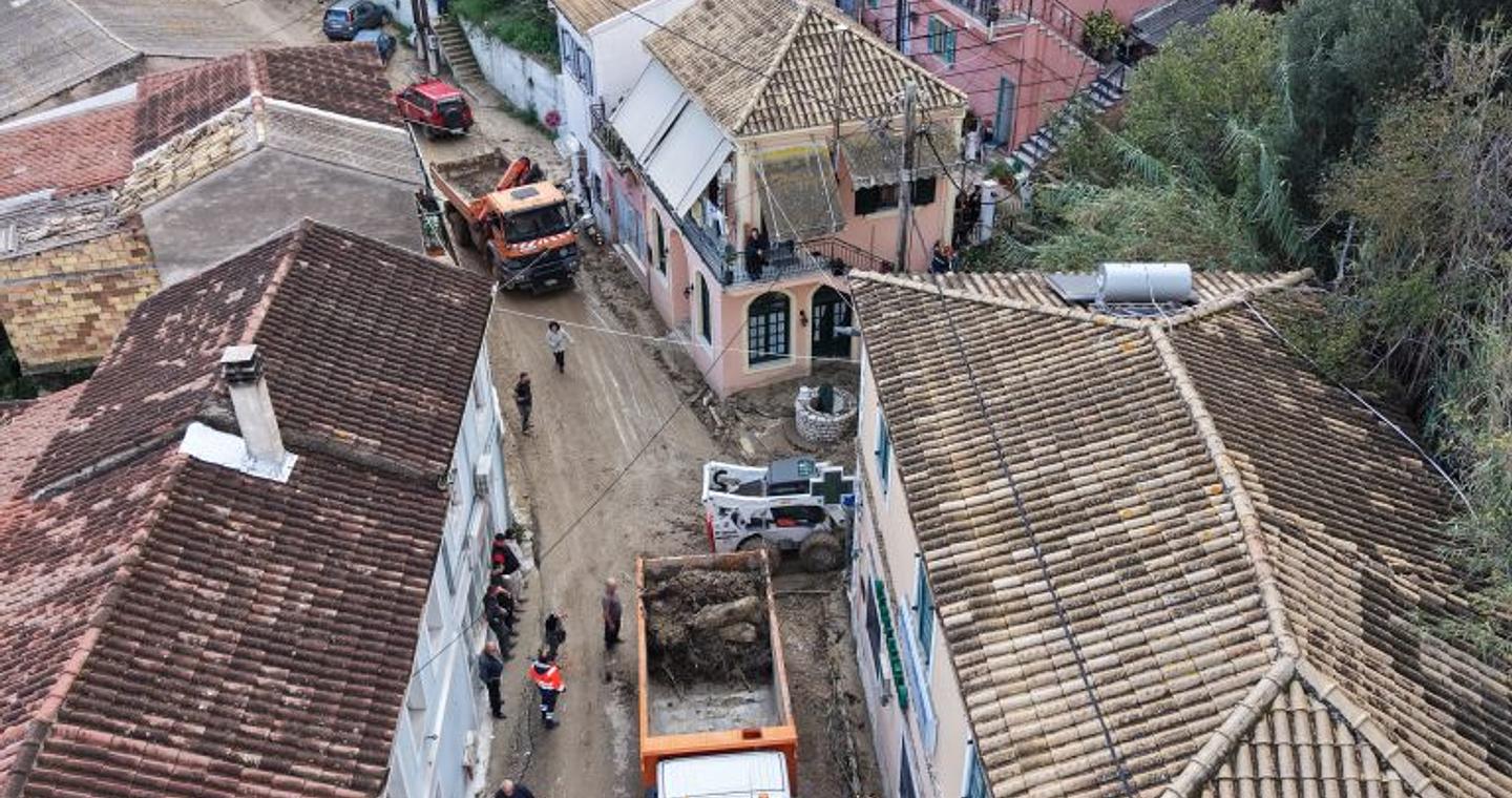 Η κακοκαιρία σαρώνει τη Δυτική Ελλάδα: Πλημμύρες, κατολισθήσεις, απεγκλωβισμοί και «112»