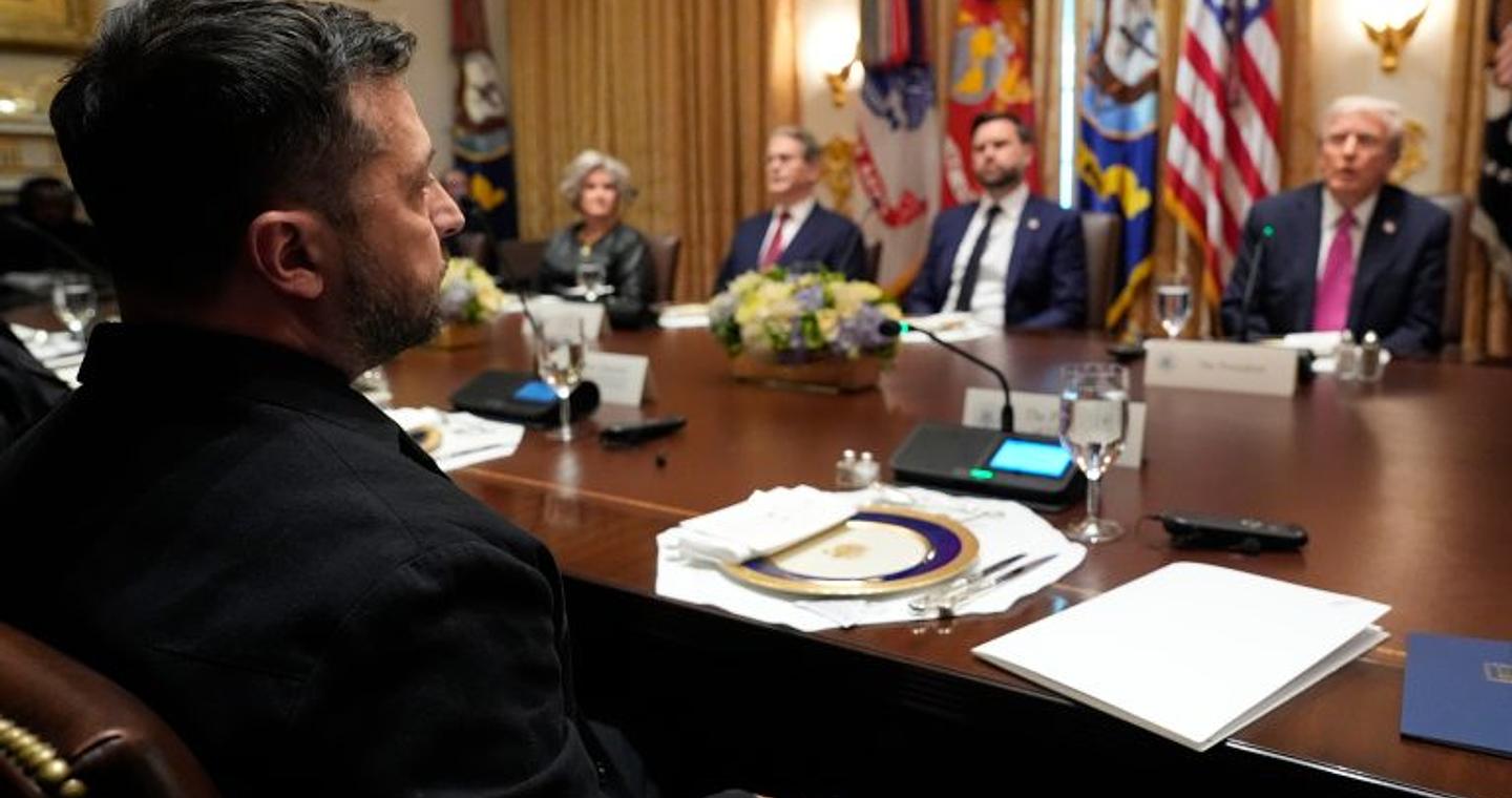 Το δύσκολο σταυροδρόμι του Ζελένσκι: Οι ασφυκτικές πιέσεις Τραμπ, ο ανυποχώρητος Πούτιν και το τελεσίγραφο