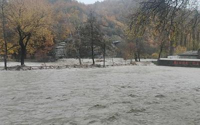 Αλιάκμονας: Υπερχείλισε ο ποταμός – Πλημμύρες και ζημιές στο Νεστόριο Καστοριάς