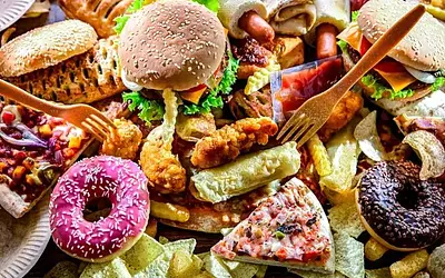 Υπερ-επεξεργασμένα τρόφιμα: Κίνδυνος για την υγεία μας και πώς μας επηρεάζουν