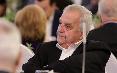 Συγκίνηση στη Βουλή: Ενός λεπτού σιγή για τον Αλέκο Φλαμπουράρη