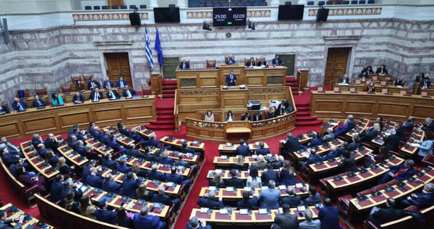 Στη Βουλή ο νέος προϋπολογισμός: Πρόβλεψη για ανάπτυξη 2,4% και μέτρα στήριξης 1,76 δισ.