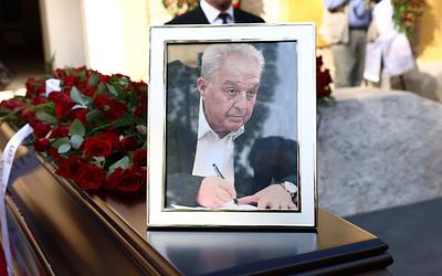 Συγκίνηση στην κηδεία του Αλέκου Φλαμπουράρη: Ποιοι έδωσαν το παρών