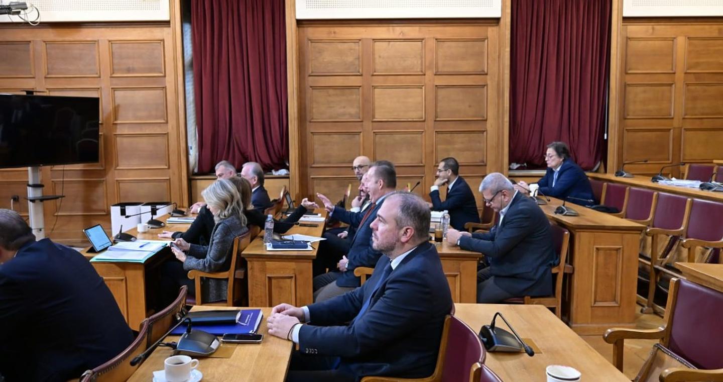 Βίαιη προσαγωγή του Φραπέ ζητά η αντιπολίτευση – Η μεθόδευση της ΝΔ μετά το «στρίβειν δια του υπομνήματος»