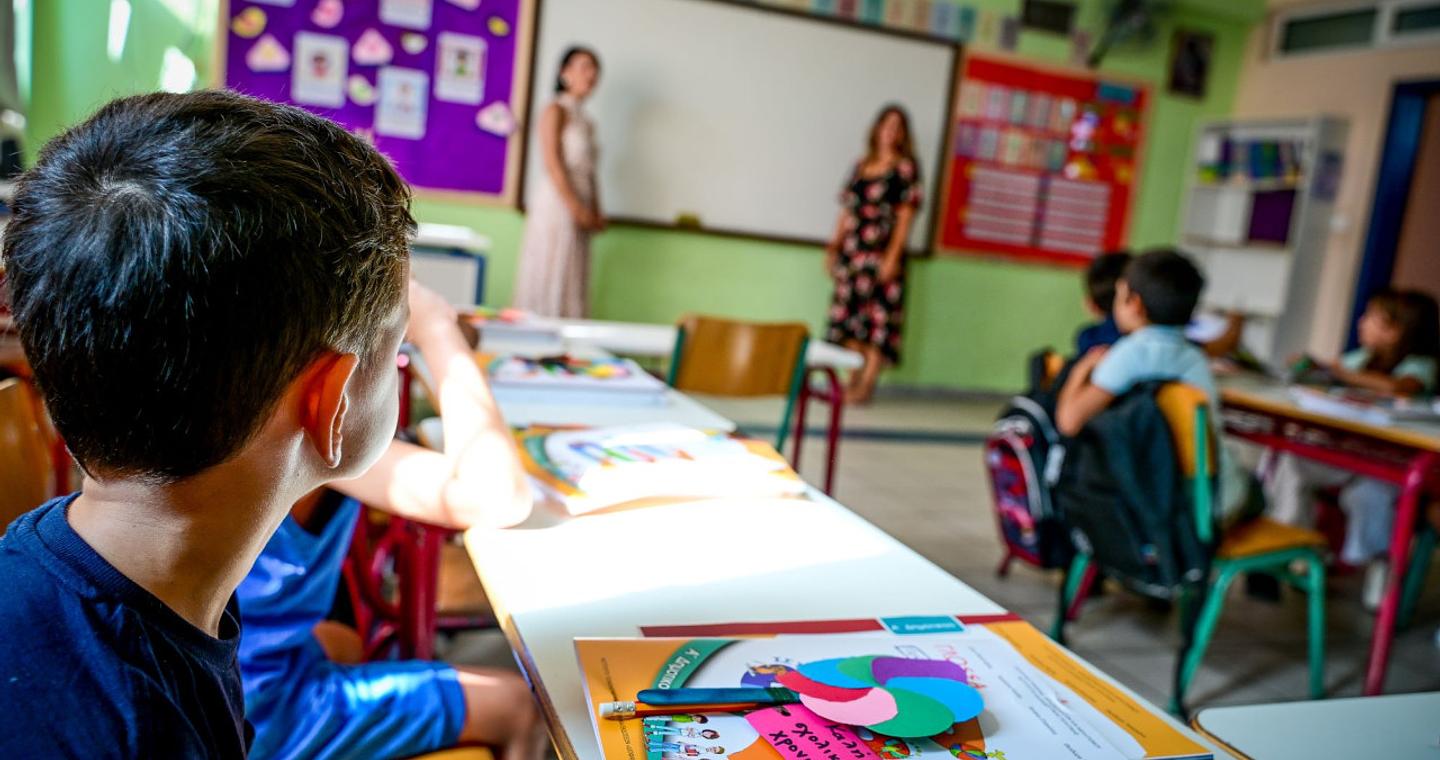 Πρωτοφανές περιστατικό στο Λουτράκι: Δασκάλα δημοτικού κατήγγειλε 6χρονο μαθητή για «θωπεία»