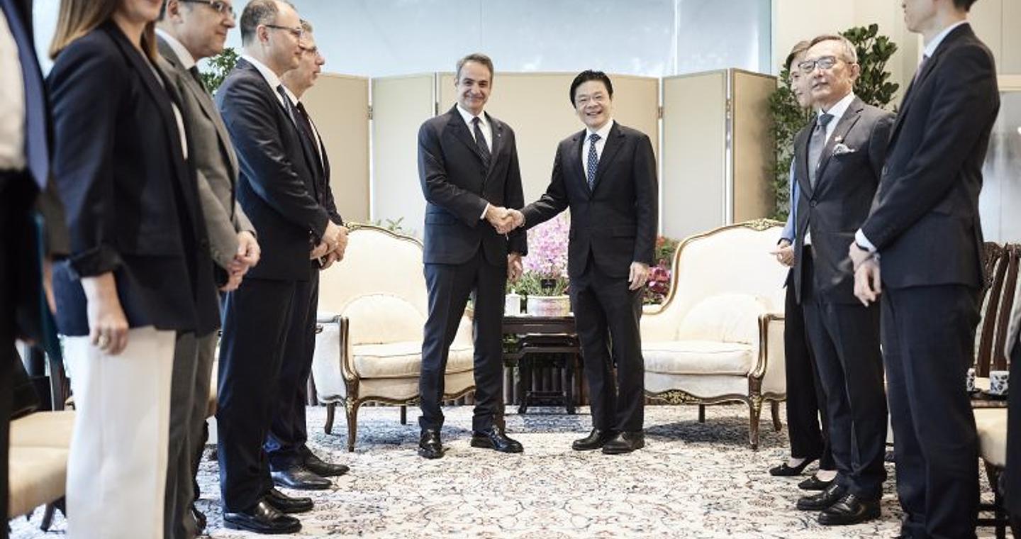 Συνάντηση Μητσοτάκη με τον πρωθυπουργό της Σιγκαπούρης – Διμερείς σχέσεις, ναυτιλία και εξαγωγές στο επίκεντρο