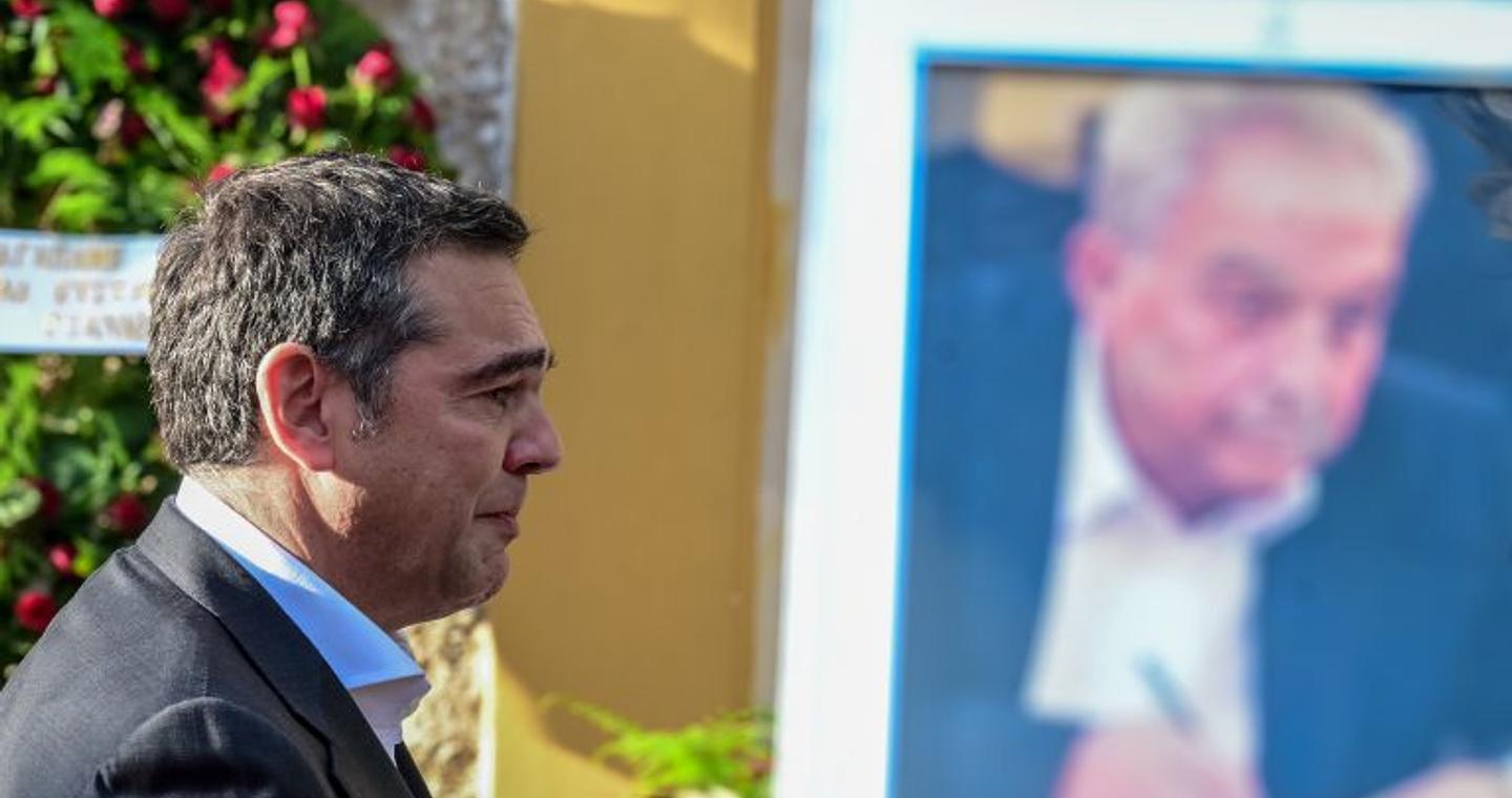 Θλίψη και συγκίνηση στο τελευταίο «αντίο» στον Αλέκο Φλαμπουράρη – O επικήδειος του Αλ. Τσίπρα