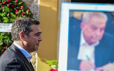 Συγκίνηση στην κηδεία του Αλέκου Φλαμπουράρη: Το «αντίο» Τσίπρα και τα ηχηρά ονόματα