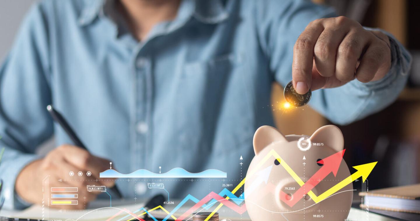 Φόροι και ευρωπαϊκά κονδύλια «φουσκώνουν» τον κουμπαρά του 2026