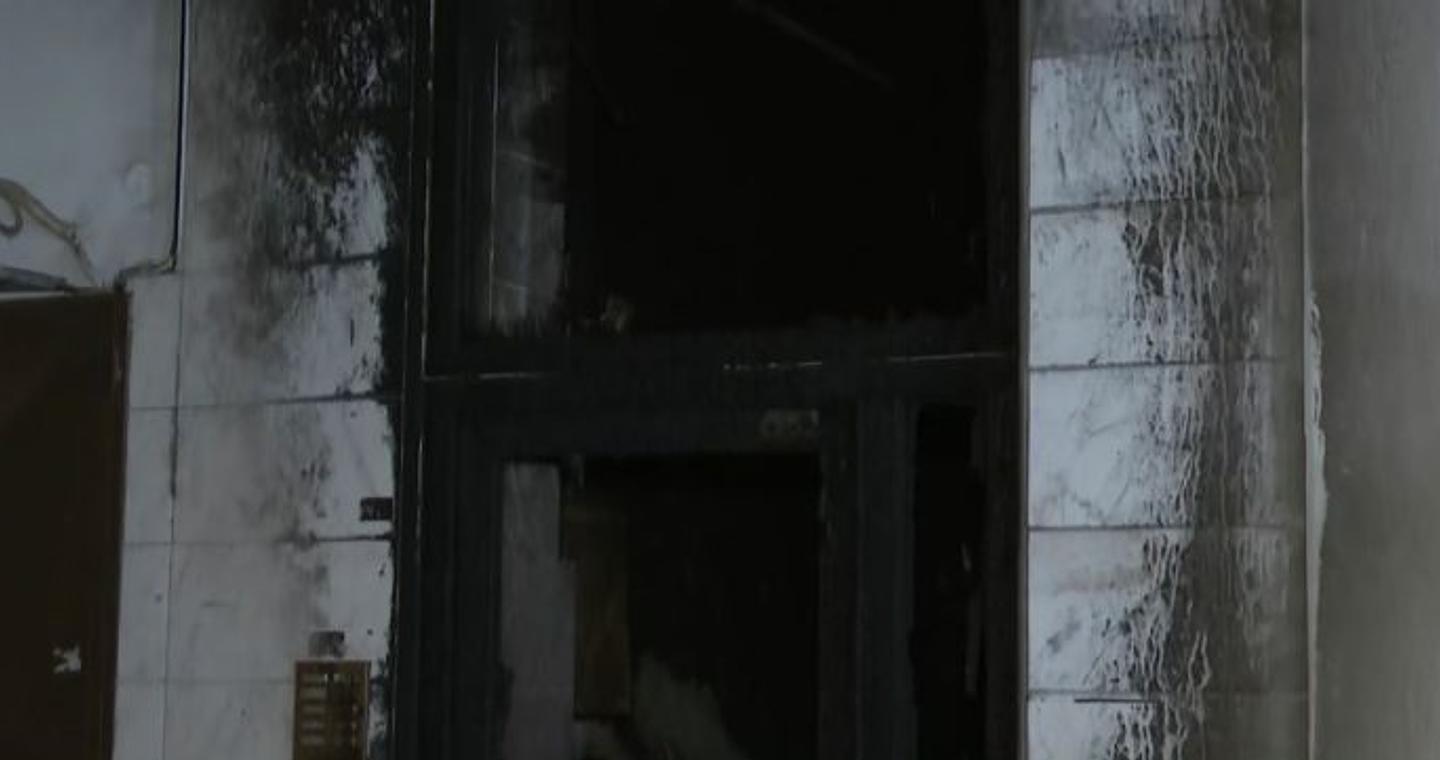 Πυρκαγιά από έκρηξη σε είσοδο πολυκατοικίας στην Καλαμαριά