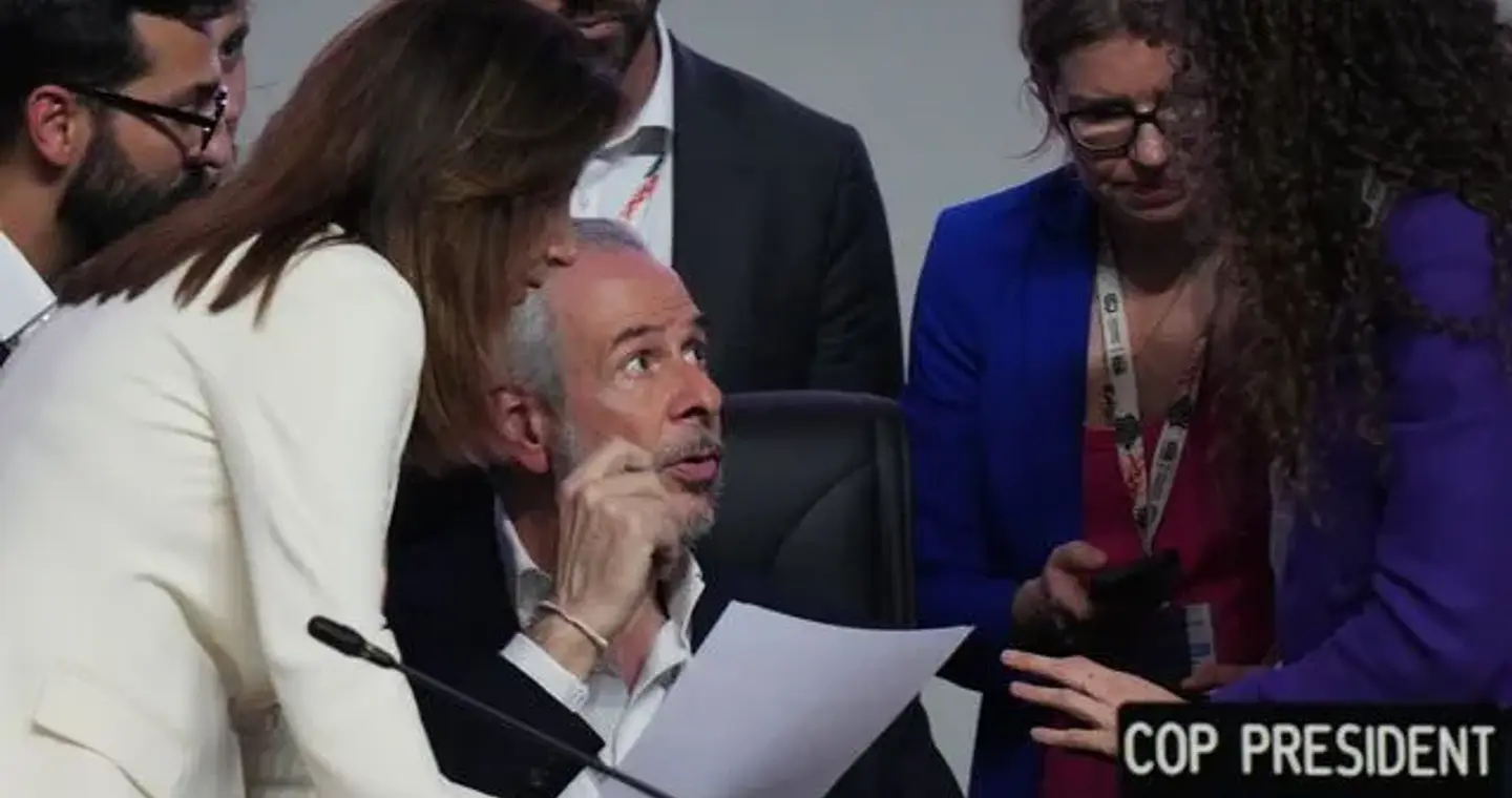 COP30: Εγκρίθηκε συμφωνία χωρίς δέσμευση για μείωση ορυκτών καυσίμων