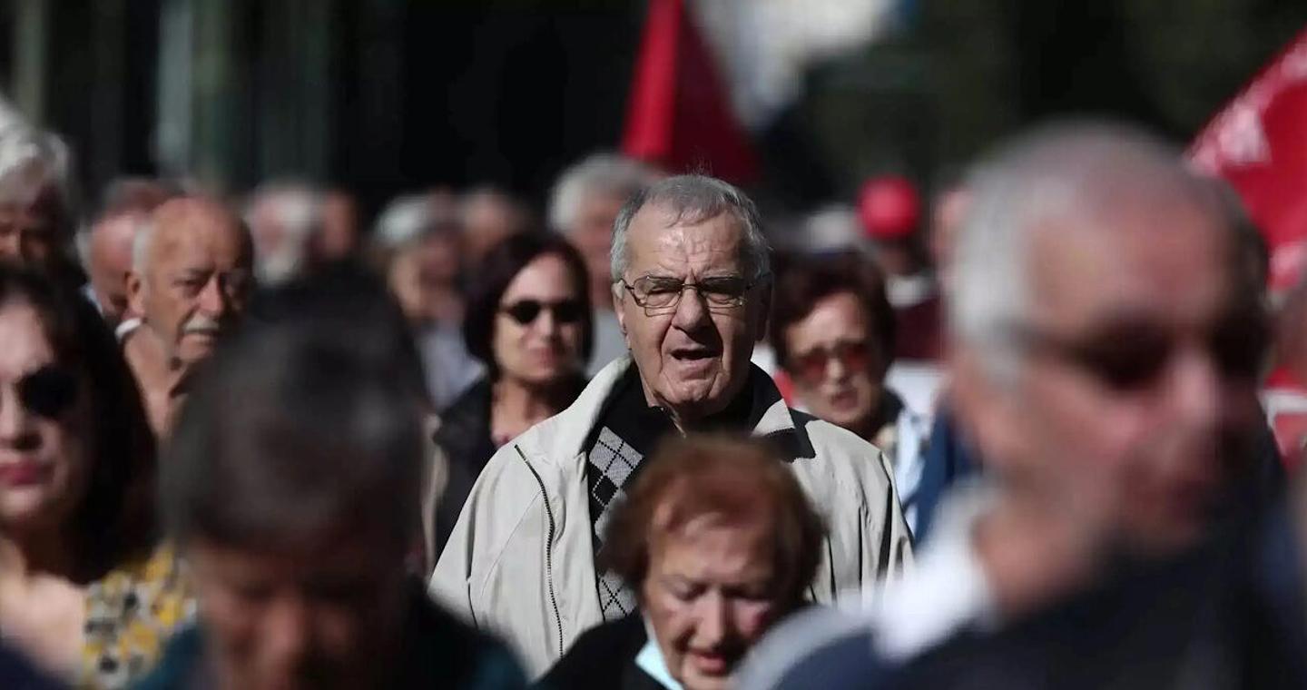 Συνταξιούχοι και ευάλωτοι ηλικιωμένοι: Όλες οι ενισχύσεις του προϋπολογισμού μέσω αυξήσεων στις συντάξεις, προσωπικής διαφοράς και ετήσιου βοηθήματος