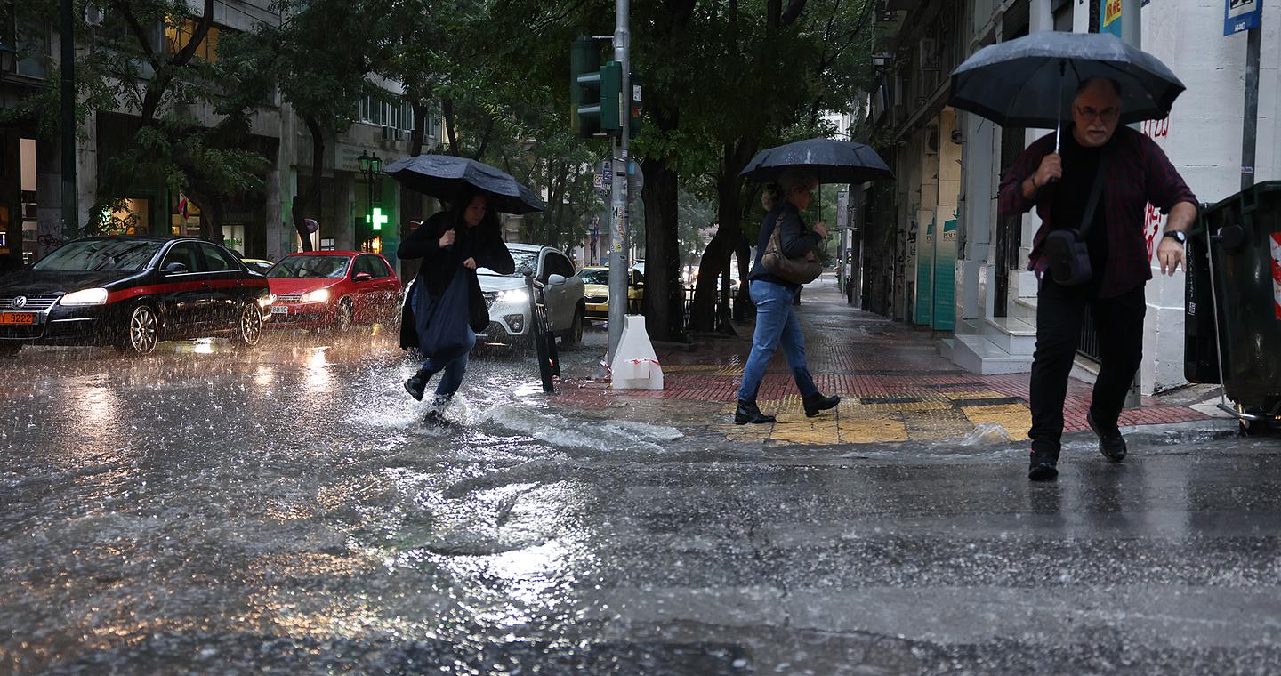 Κακοκαιρία «Αdel»: Δρόμοι-ποτάμια και χάος στην Αττική – Πώς θα εξελιχθούν τα φαινόμενα
