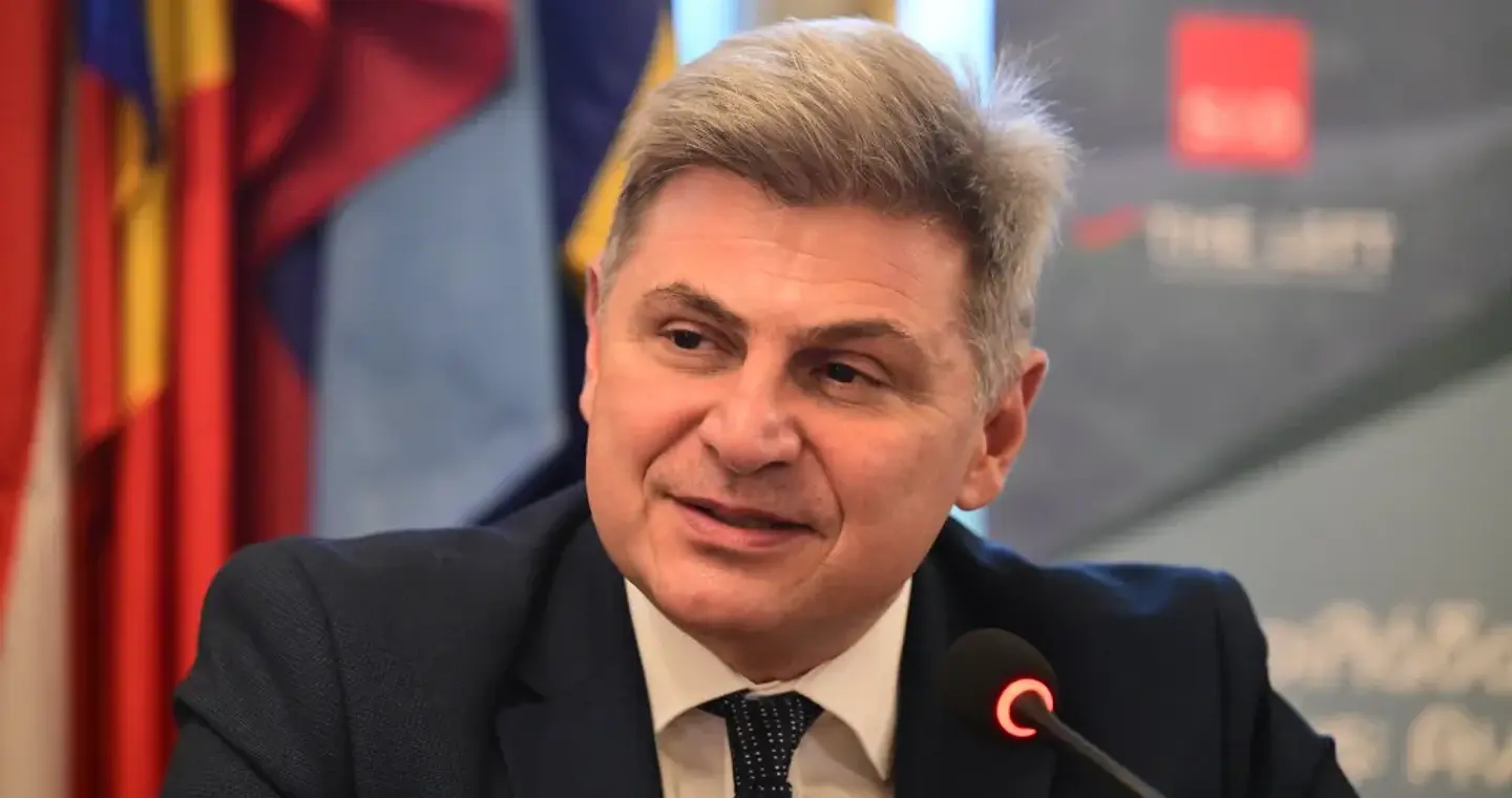 Ο Φαραντούρης στήριξε Ανδρουλάκη στη «μάχη του κουμπάρου» [βίντεο]