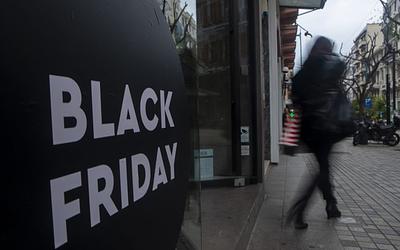 Black Friday: Οδηγός επιβίωσης στις προσφορές και το εορταστικό ωράριο!