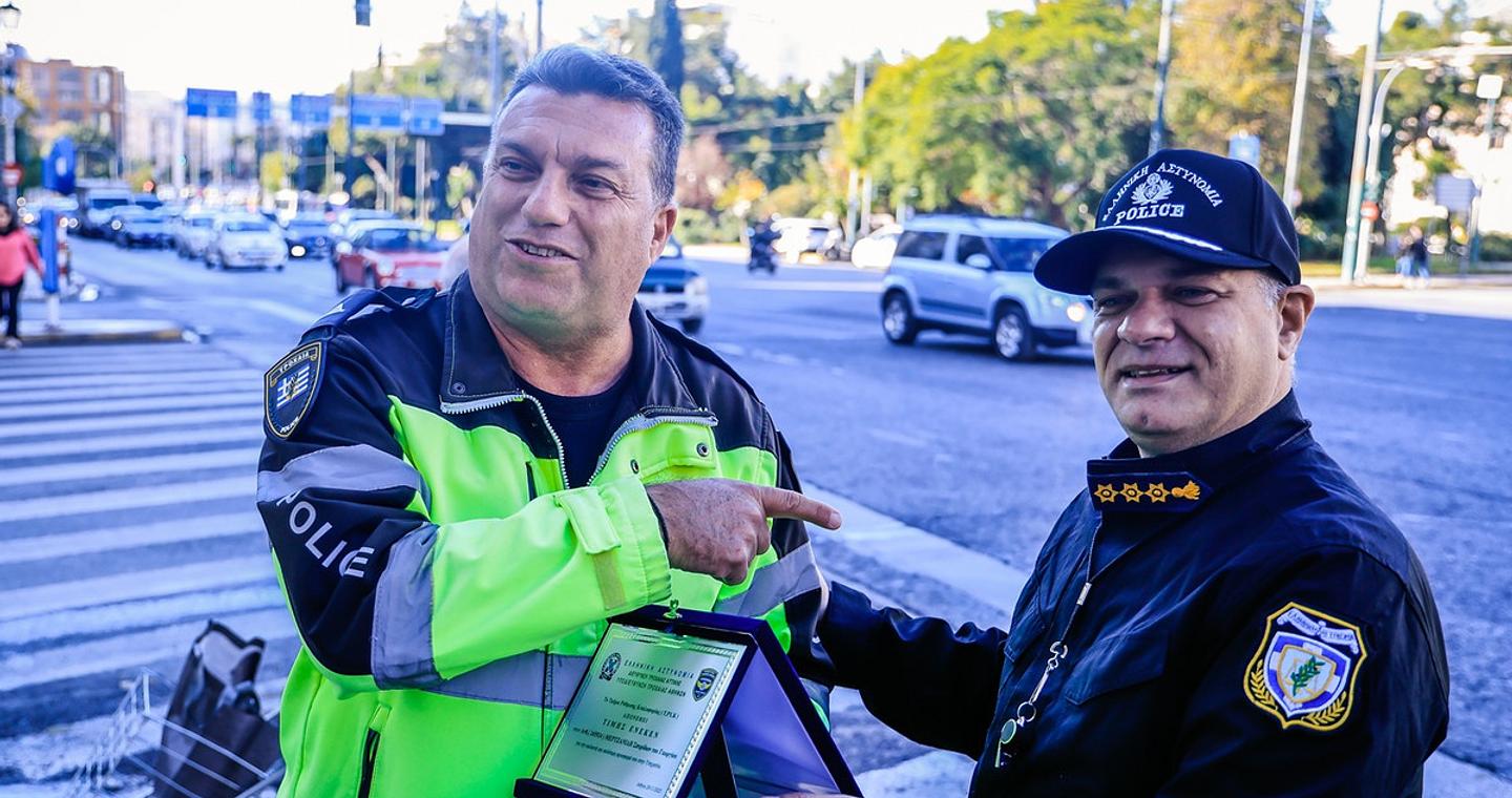 Συνταξιοδοτείται ο τροχονόμος-σήμα κατατεθέν της διασταύρωσης Κηφισίας και Αλεξάνδρας – Συγκίνηση στην τελευταία του βάρδια