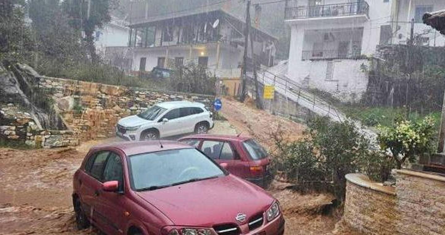 H κακοκαιρία σάρωσε τη Θάσο – Ξηλώθηκαν δρόμοι, παρασύρθηκαν αυτοκίνητα (φωτογραφίες – βίντεο)