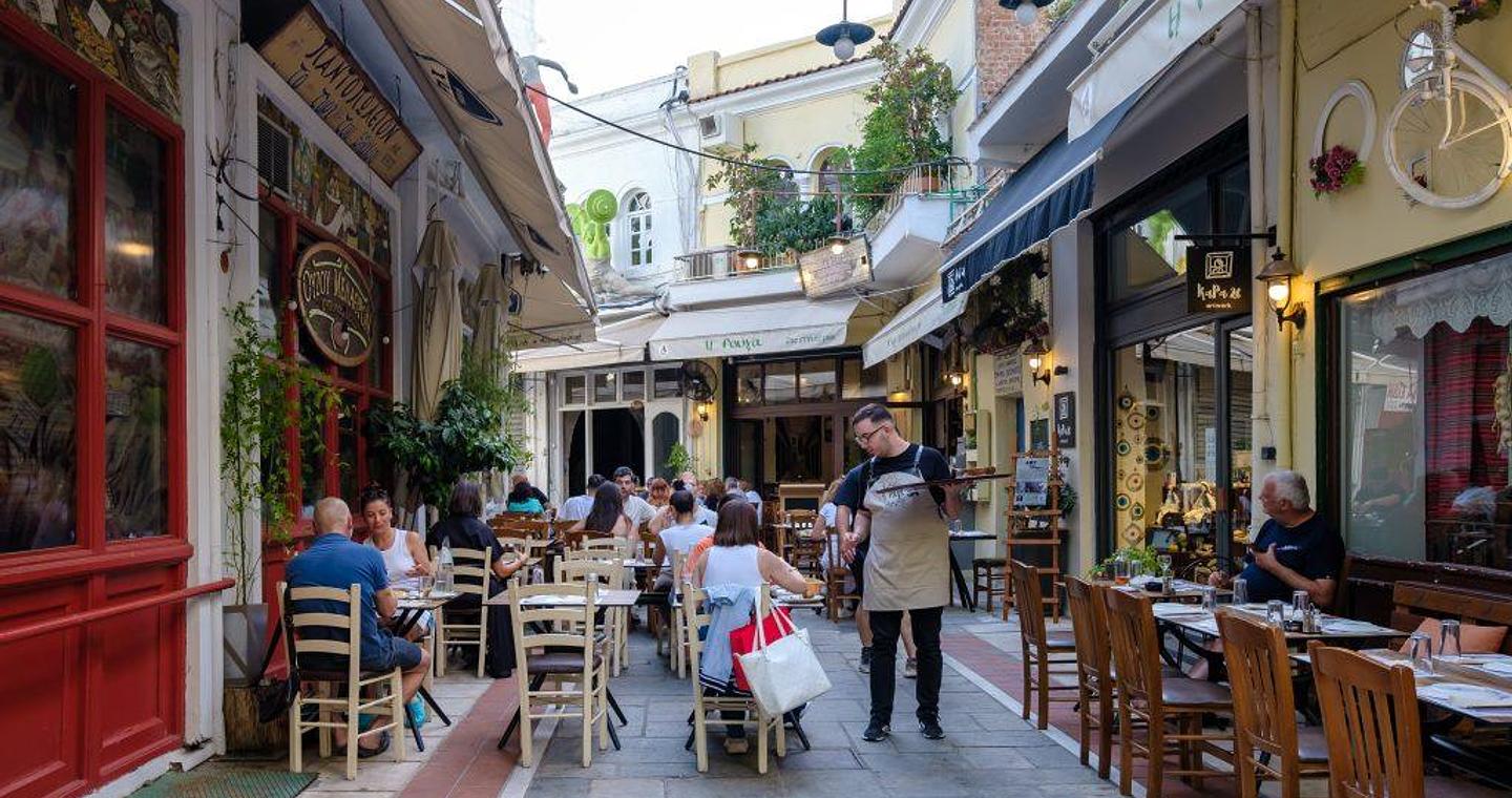 Σε ελεύθερη πτώση ο τζίρος στην εστίαση – Ραγίζουν τα «πήλινα πόδια» της οικονομίας των καφέ;