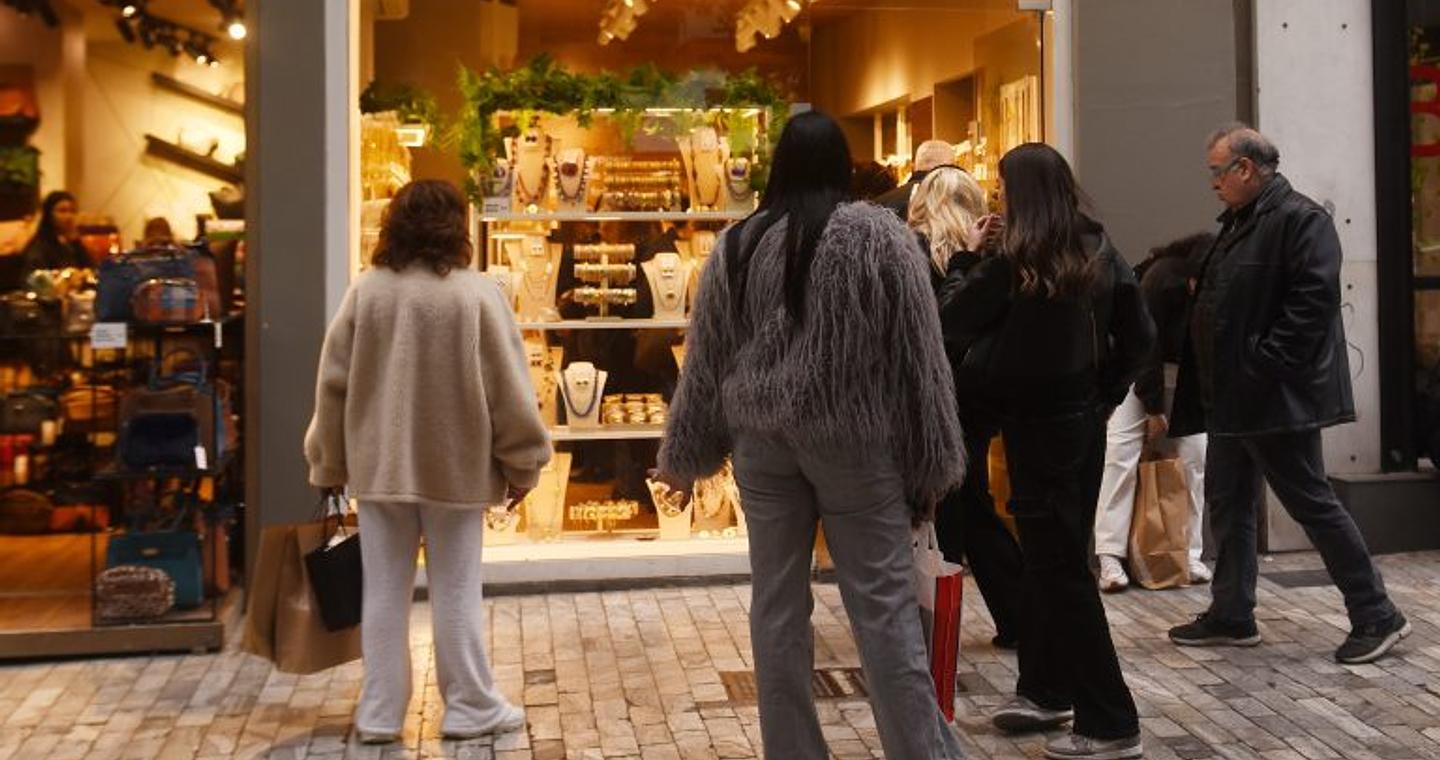 Ανοιχτά τα καταστήματα την Κυριακή (30/11) – Το ωράριο λειτουργίας τους