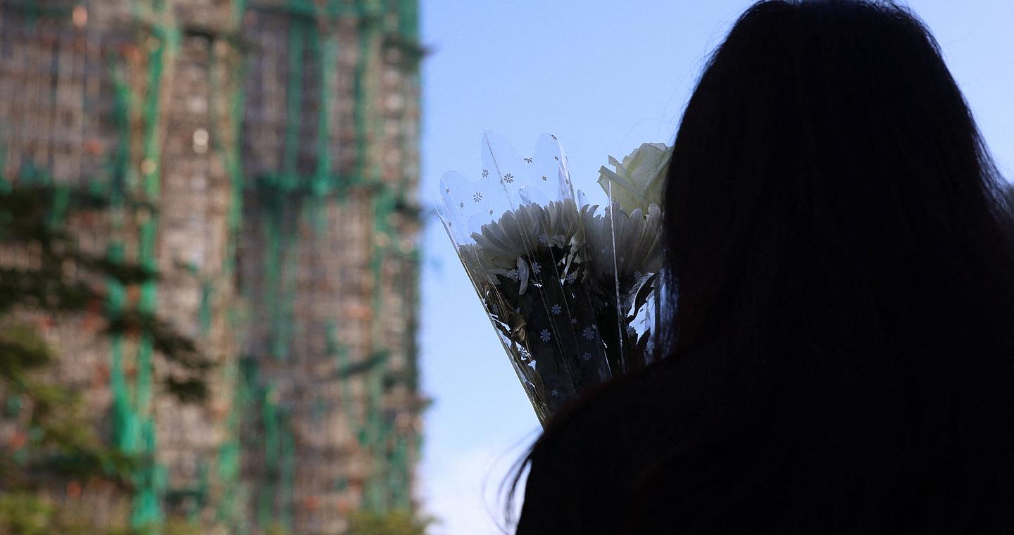 Χονγκ Κονγκ: Οργή και θρήνος πάνω από τις στάχτες – 128 νεκροί από τη φονική πυρκαγιά