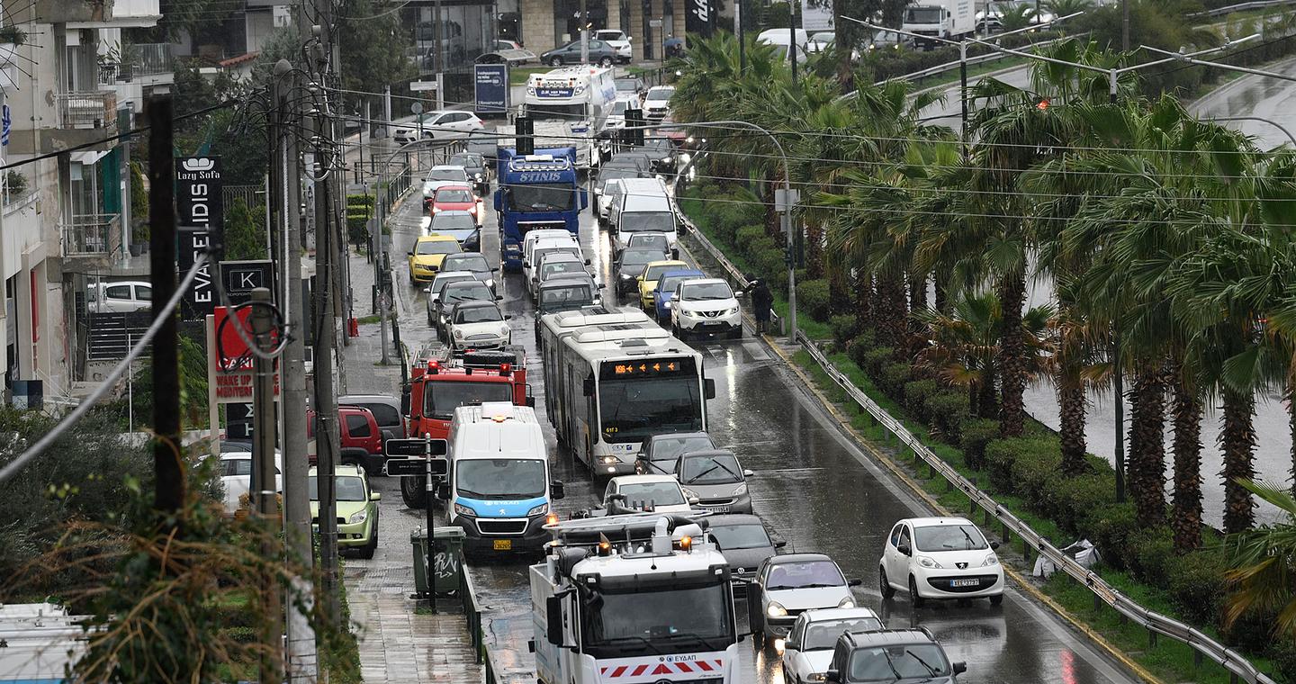 Κίνηση στους δρόμους: Χάος στην Αττική – Ποτάμια οι δρόμοι