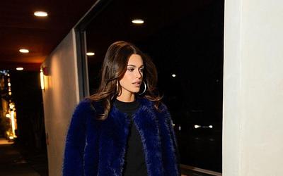 Η Κάια Γκέρμπερ «απογειώνει» τη συνθετική γούνα – Δείτε την εμφάνισή της!