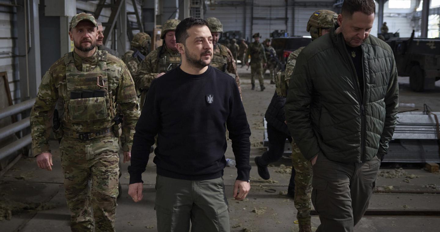 Η αποχώρηση Γερμάκ ανατρέπει τον στενό κύκλο εξουσίας του Ζελένσκι και αφήνει κενό στην πιο κρίσιμη φάση