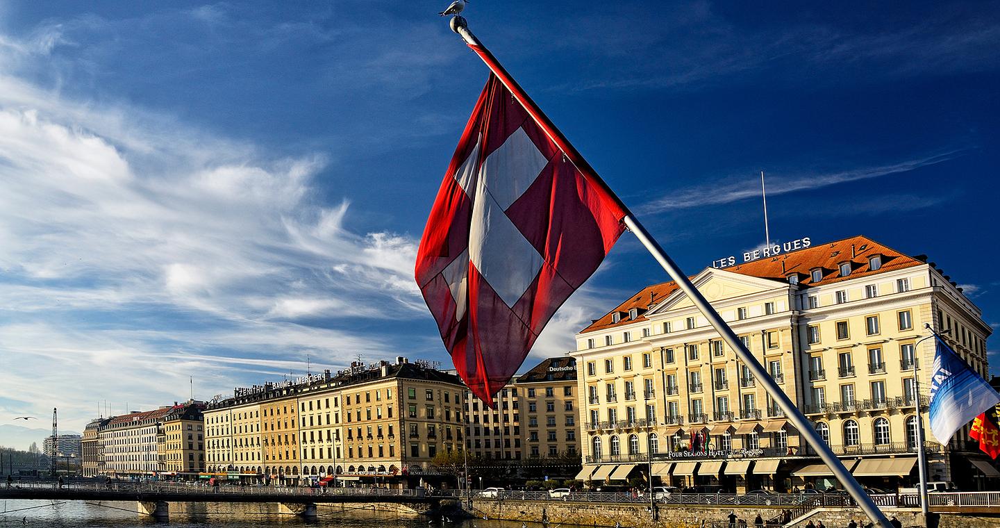 Οι Ελβετοί στις κάλπες για υποχρεωτική στρατιωτική ή πολιτική θητεία και φόρο στους πλούσιους