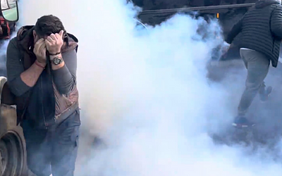 Θεσσαλία: Ένταση στα μπλόκα των αγροτών – Χημικά και αντιδράσεις!