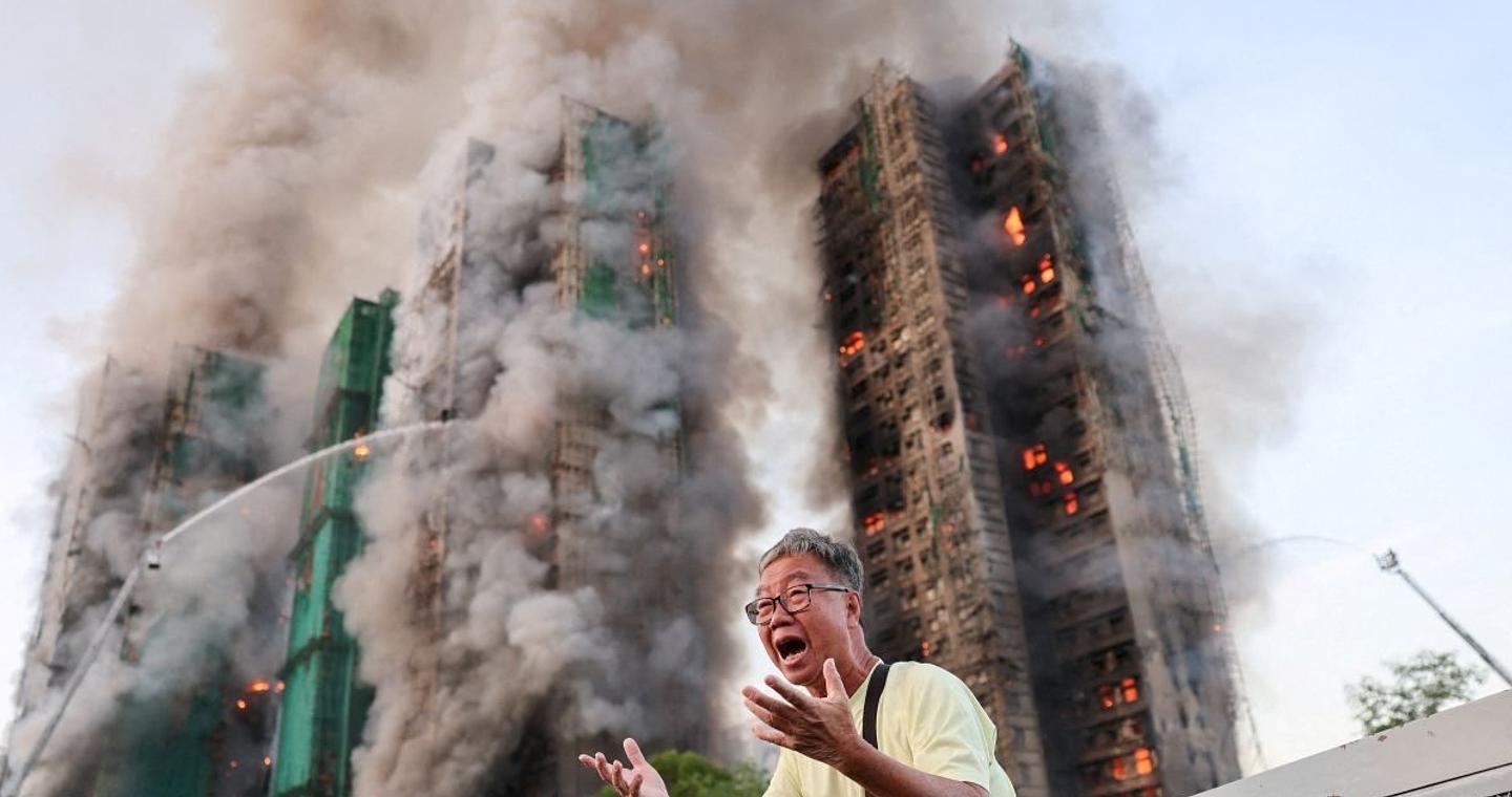 Φλέγεται ουρανοξύστης στο Χονγκ Κονγκ – Παγιδευμένοι πολλοί άνθρωποι, τουλάχιστον τέσσερις νεκροί