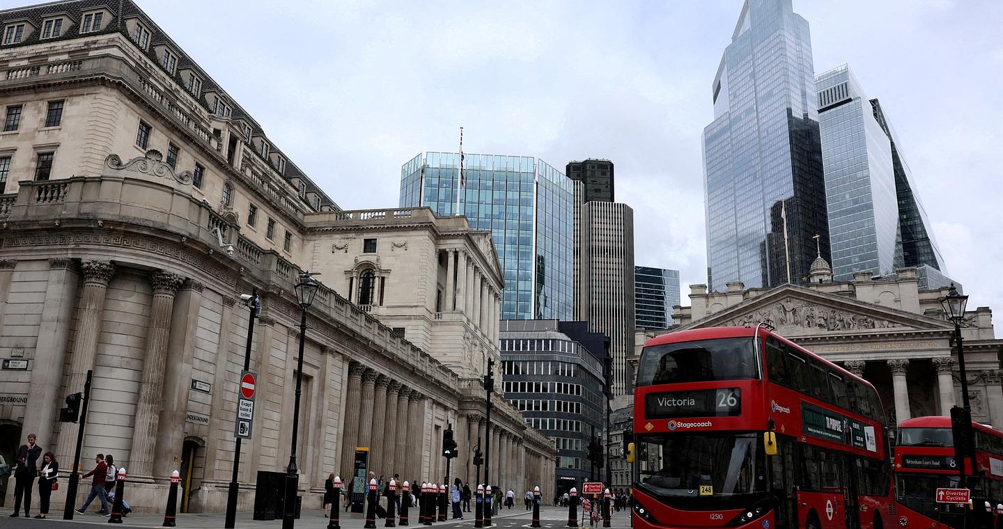 Υποχωρεί η ανάπτυξη στη Βρετανία, αυξήθηκε το δημοσιονομικό «μαξιλάρι»