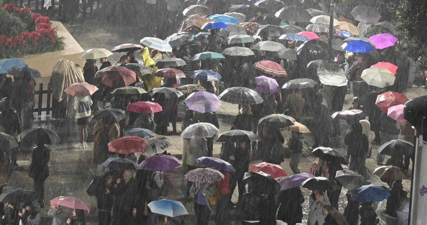 Κακοκαιρία στην Αττική: Έντονη βροχόπτωση και προβλήματα στην κυκλοφορία στην Αθήνα