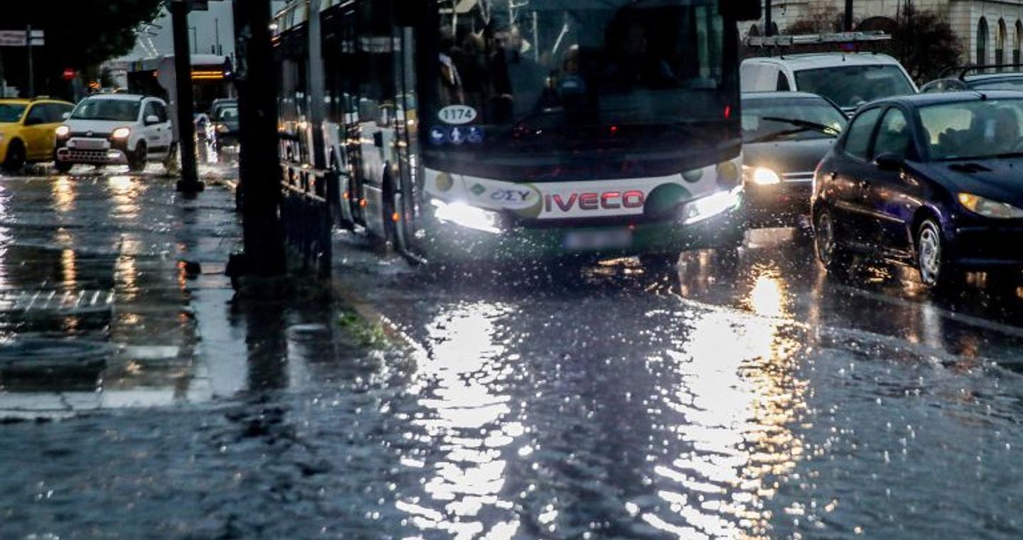Επέλαση της Adel: Άνοιξαν οι ουρανοί στην Αττική, καταιγίδες, χαλάζι, δρόμοι «ποτάμια» και πτώσεις δέντρων – Live η πορεία της κακοκαιρίας