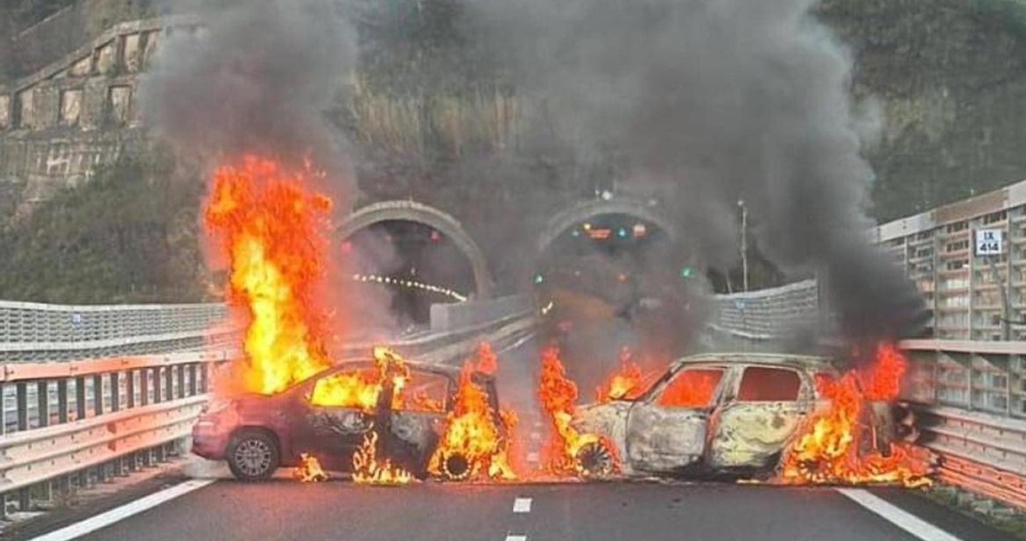 Κινηματογραφική ληστεία σε θωρακισμένο φορτηγό: Έκλεισαν δρόμο με ΙΧ, τα πυρπόλησαν, πήραν κοσμήματα €2 εκατ.