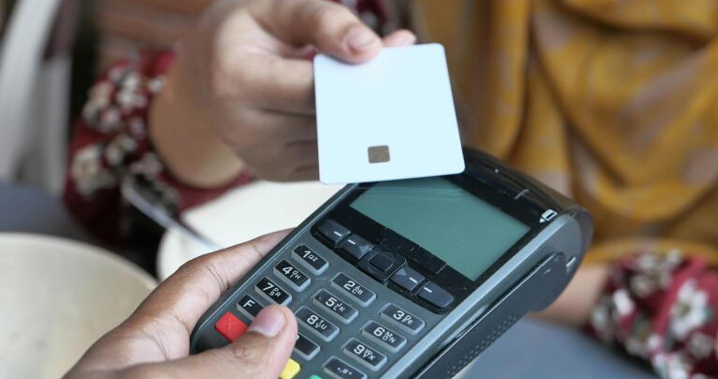 Υποχρεωτική από σήμερα η αποδοχή πληρωμών μέσω IRIS για συναλλαγές με ιδιώτες