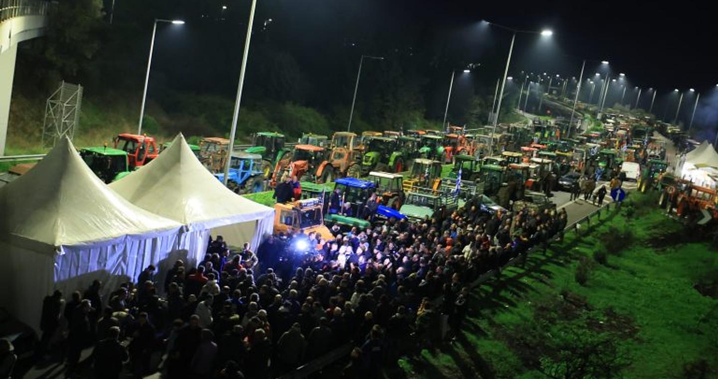 Κλιμακώνουν τις κινητοποιήσεις τους οι αγρότες: Μπλόκα σε Νίκαια, Μάλγαρα και Ε65 – «Ήρθαμε για να μείνουμε»