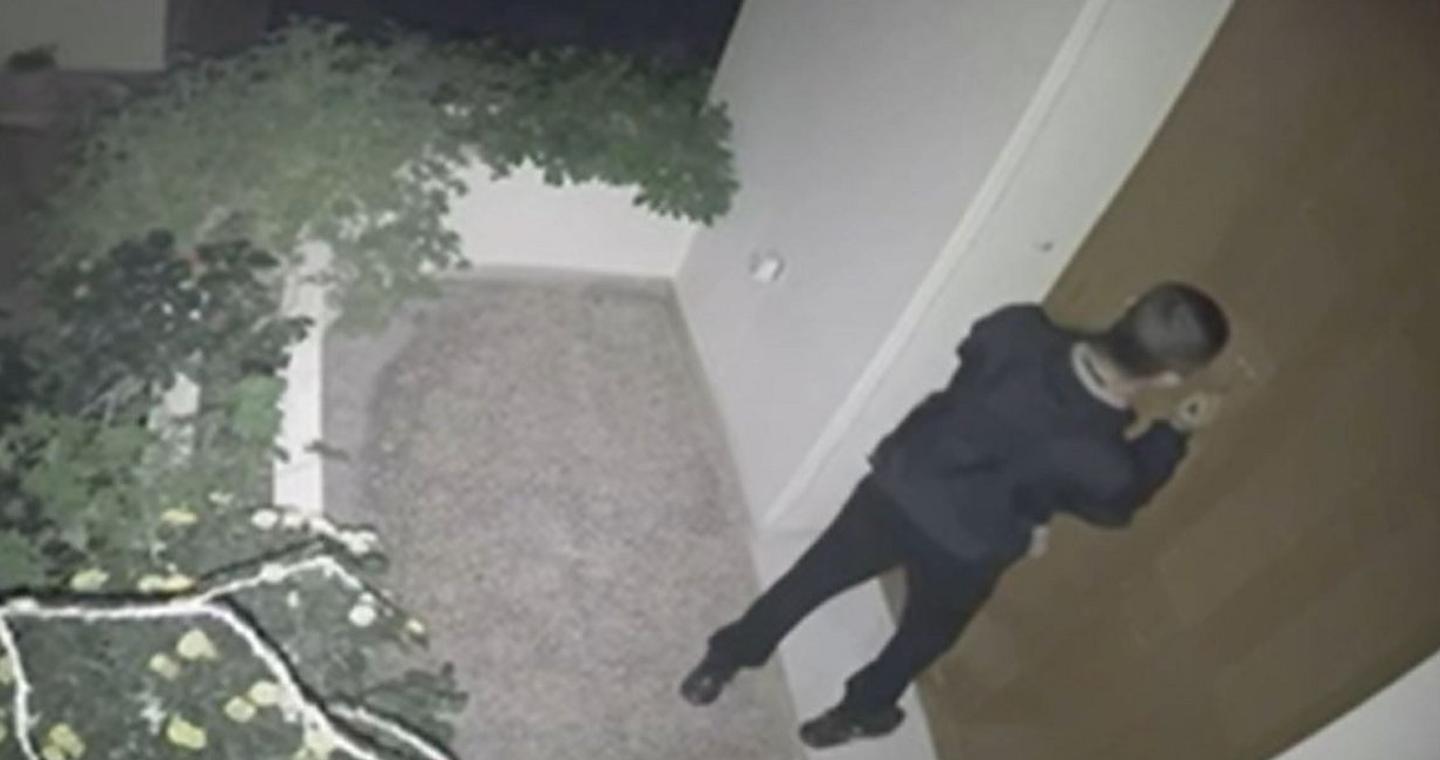 Συνελήφθη 22χρονος κλέφτης που είχε ρημάξει τη Νέα Σμύρνη -Η στιγμή που μπαίνει σε μονοκατοικία, έκλεβε και στον δρόμο