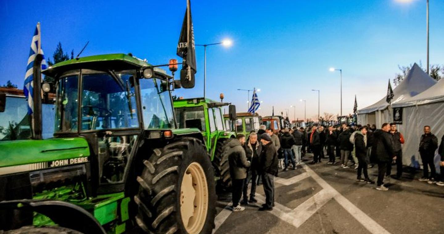 Αγρότες: Ενισχύονται οι κινητοποιήσεις με νέα μπλόκα – «Θα κάνουμε Χριστούγεννα στο δρόμο», πού υπάρχουν αποκλεισμοί δρόμων