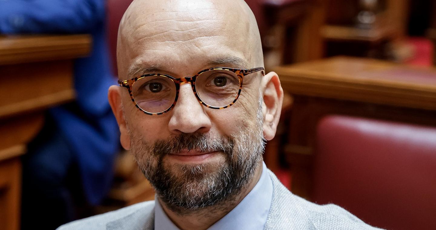 Ο Μπάρκας «φωτογραφίζει» τον Παππά και γράφει: «Σφουγγοκωλάριος του κ. Άδωνι Γεωργιάδη, στέλεχος του ΠΑΣΟΚ»