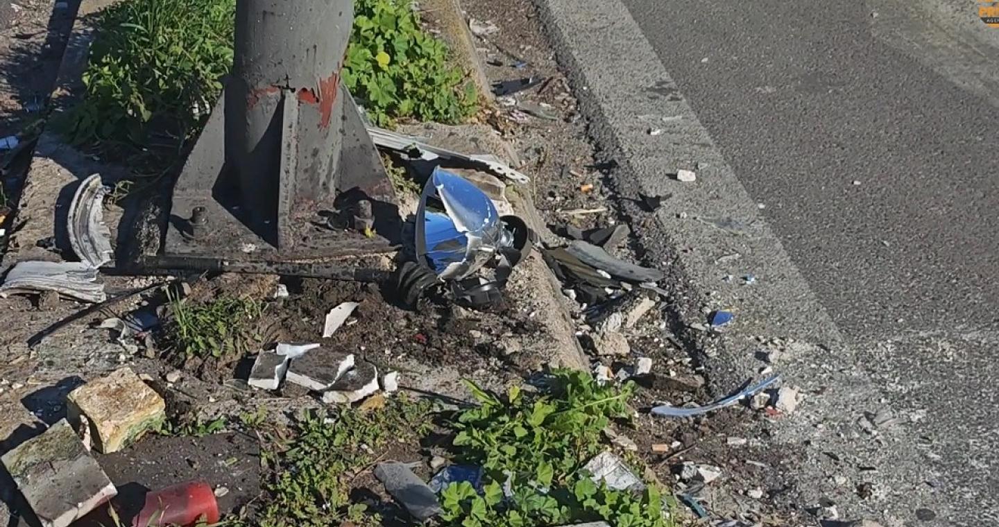 Αυτοκίνητο έπεσε σε κολόνα φωτισμού στην Πειραιώς - Πήρε κλίση, ειδοποιήθηκε η Περιφέρεια (Βίντεο)