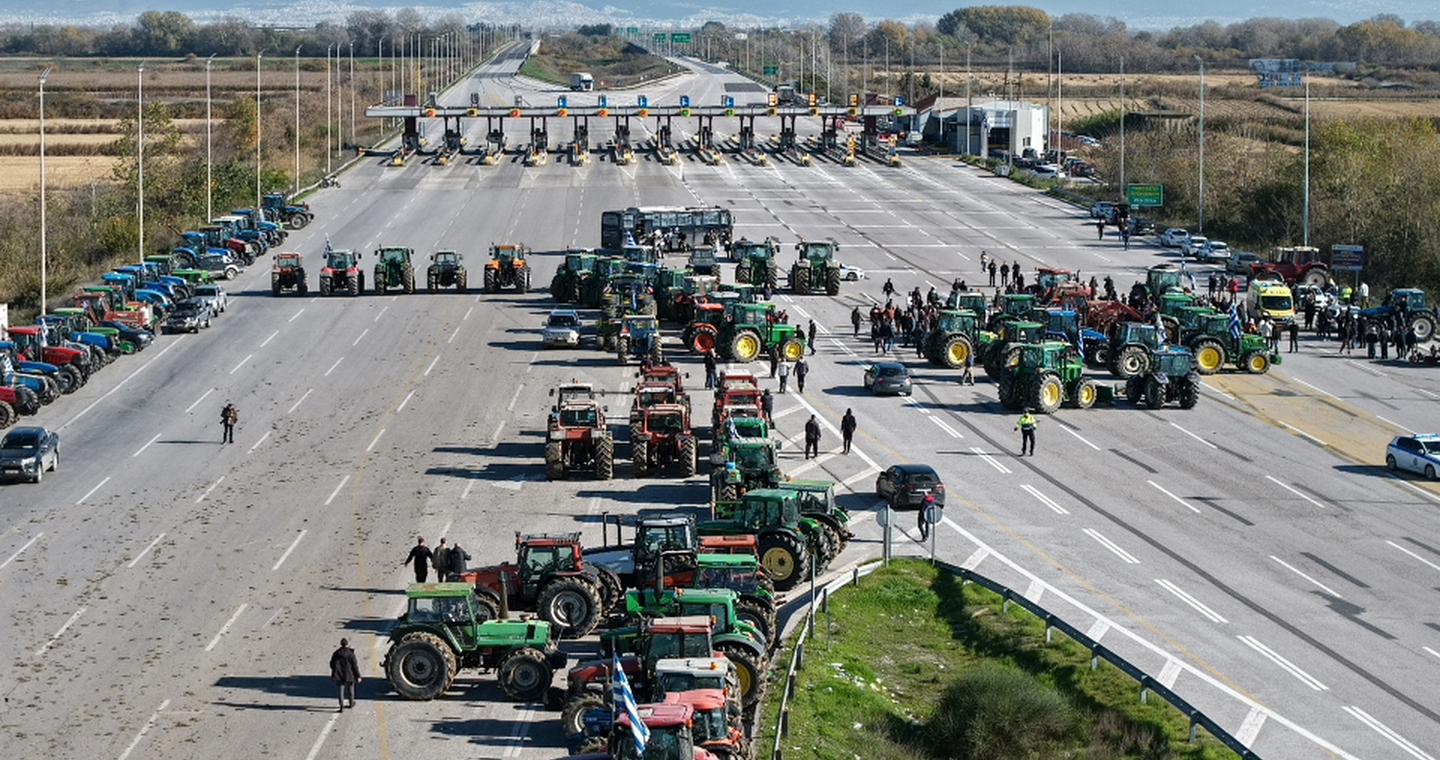 Αγρότες: Μπλόκα ξανά στο τελωνείο των Ευζώνων – Πού έχει διακοπεί η κυκλοφορία