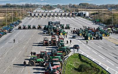 Στους δρόμους ξανά οι αγρότες: Μπλόκα σε τελωνεία και εθνικές οδούς