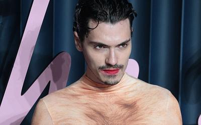 Ο influencer Lyas Medini προκαλεί αίσθηση με "γυμνό" κορμάκι στα British Fashion Awards!