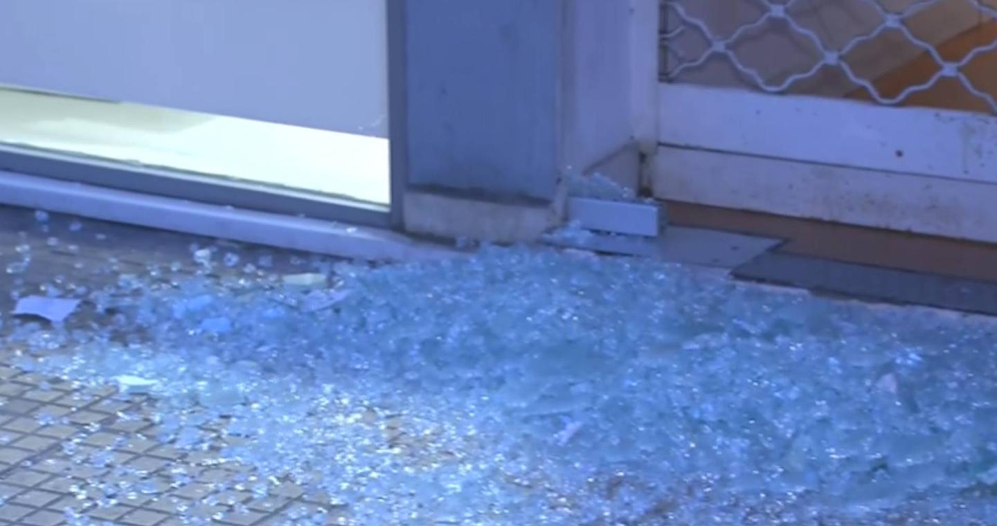 Κουκάκι: Καταδρομική επίθεση 40 ατόμων σε καταστήματα και ATM