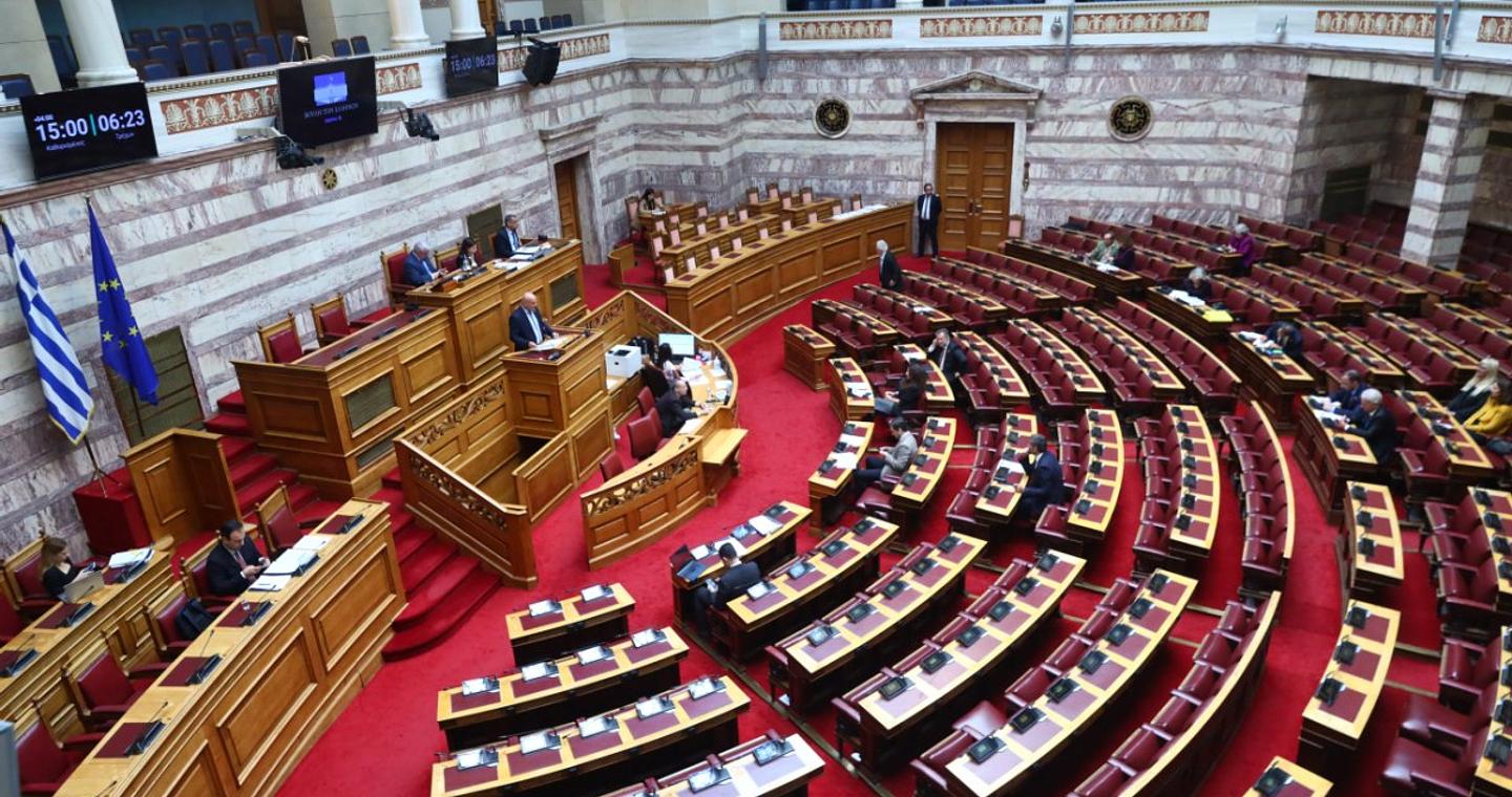 Βουλή: Με συναίνεση ΝΔ – ΠΑΣΟΚ πέρασε η τροπολογία για την αυστηροποίηση της νομοθεσίας περί όπλων
